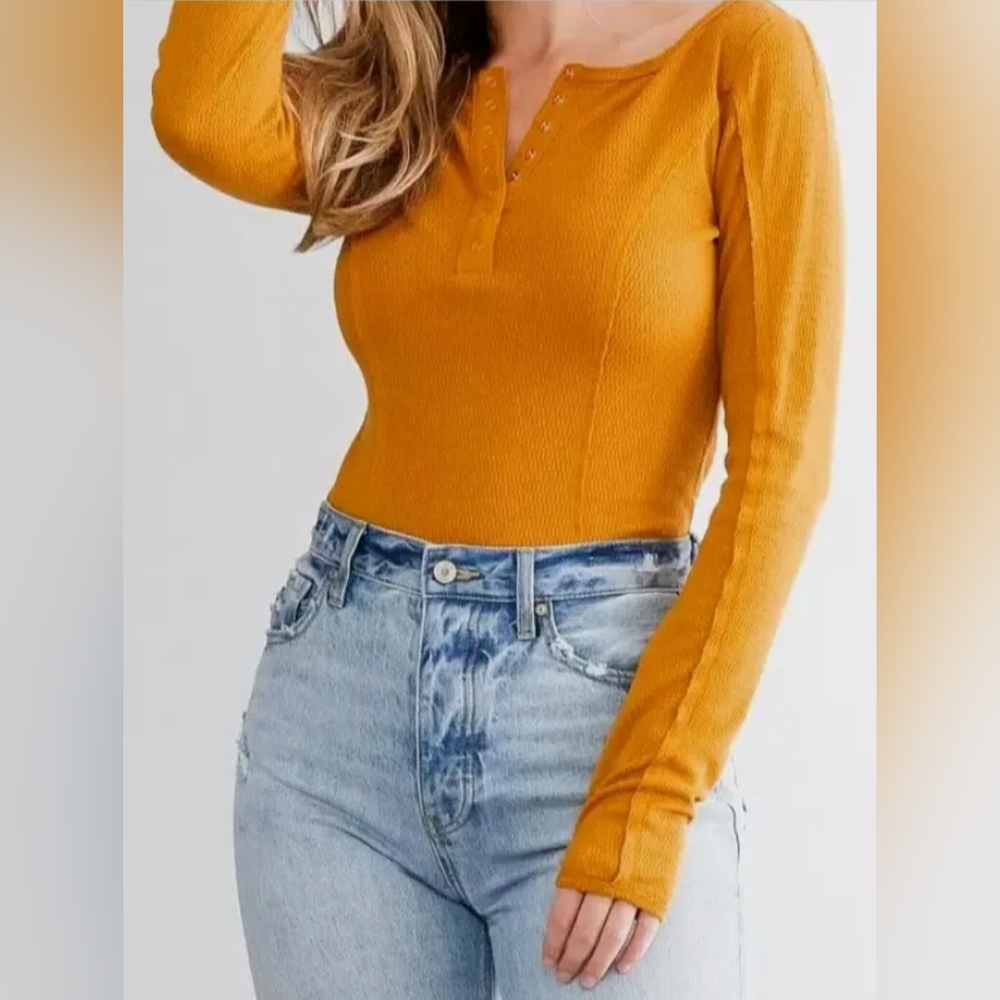 EUC🔹️Free People Sloane Bodysuit SM 🔹️ Amber Henley Snaps 🔹️Thumbholes
